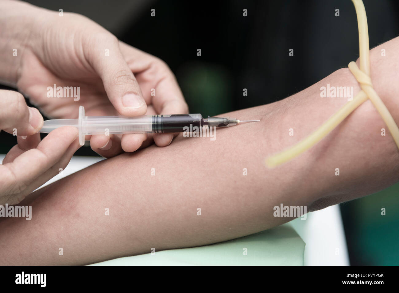 Raccogliere il sangue da un infermiere in ospedale, sangue di prova di esame e donare il concetto. Ospedale e health care concept Foto Stock