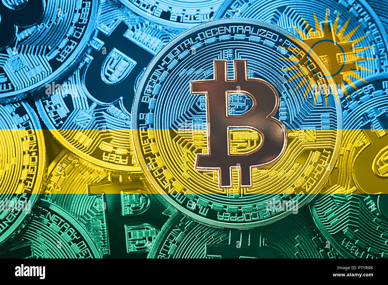 Pila di Bitcoin Ruanda bandiera. Bitcoin cryptocurrencies concetto. BTC sfondo. Foto Stock