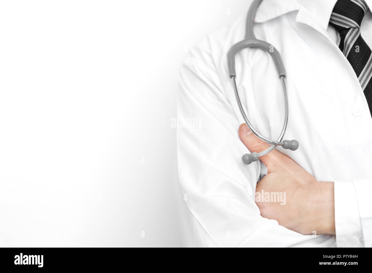Medico maschio con uno stetoscopio attrezzature mediche attrezzo su sfondo bianco, medico e Ospedale di concetto, copyspace e vuoto Foto Stock