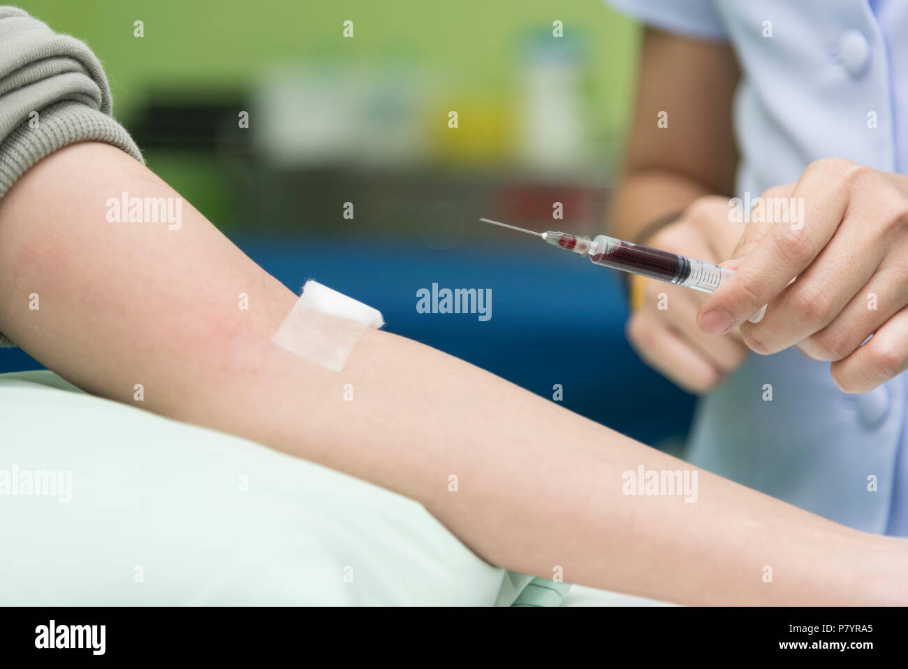 Raccogliere il sangue da un infermiere in ospedale, sangue di prova di esame e donare il concetto. Ospedale e health care concept Foto Stock