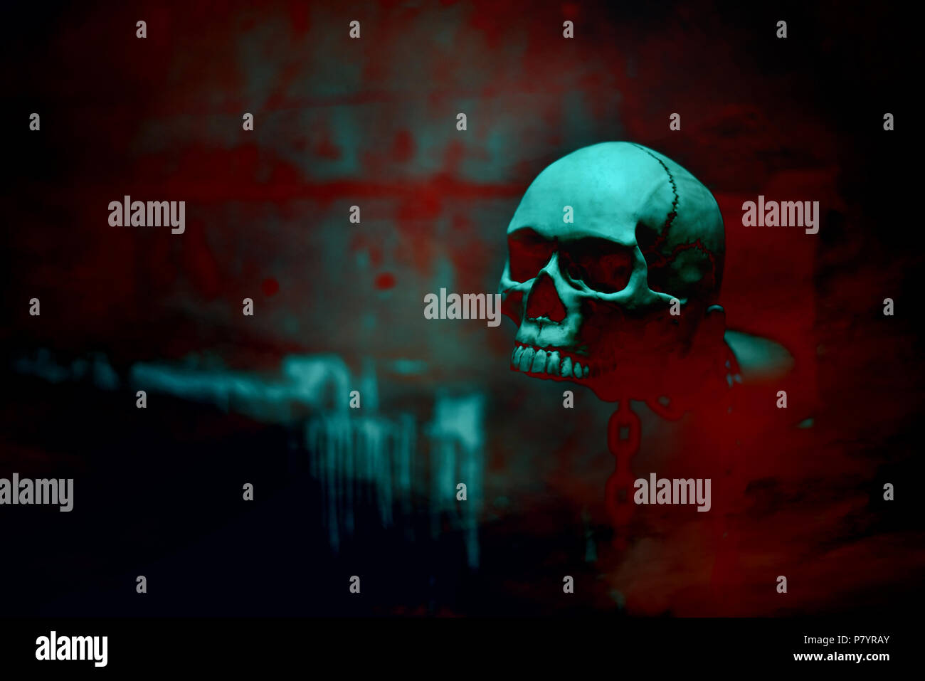 Scheletro cranio con catena in rosso sangue, sfondo Halloween giorno del tema, orrore e film scuro tono, spaventoso e urlando concetto, fantasma e strega conc Foto Stock