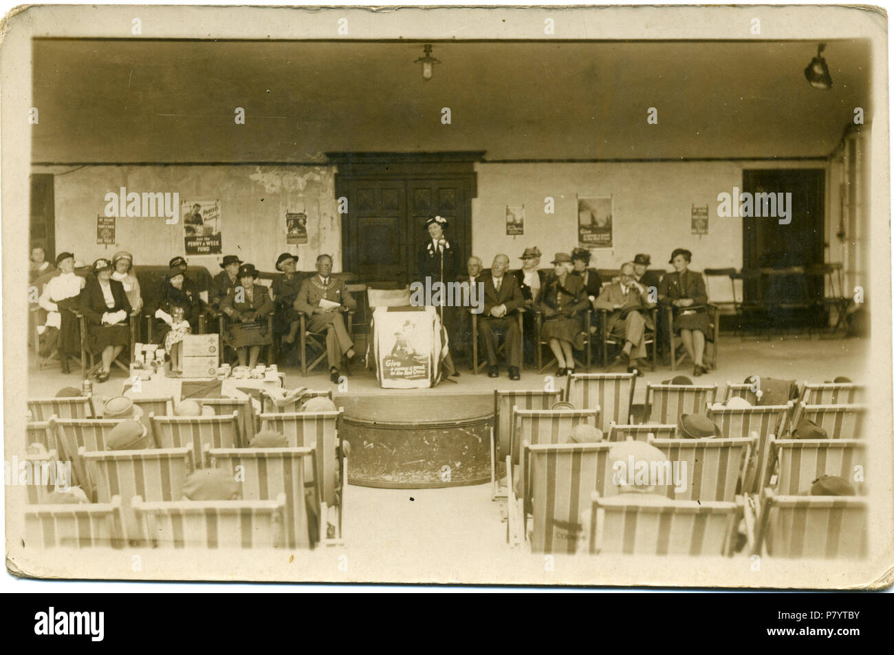 Signora Edwina Mountbatten, moglie di Lord Louis Mountbatten di Birmania, parlando a nome della Croce Rossa presso la centrale di Bandstand, Herne Bay, Kent, Inghilterra; nel 1939. Sul retro è scritto a matita: 'Bandstand Herne Bay. Dare un centesimo di una settimana per la Croce Rossa. Lady Mountbatten parlando, presidente della Croce Rossa britannica della società. Presidente del Consiglio, signor Parker " Punti di interesse anche se Edwina Mountbatten's WW2 opera a favore della Croce Rossa è stata pubblicizzata, non vi è apparentemente nessuna menzione della seconda guerra mondiale per la Croce Rossa poster qui - solo un appello a nome dei prigionieri. "Dare un centesimo di una settimana Foto Stock