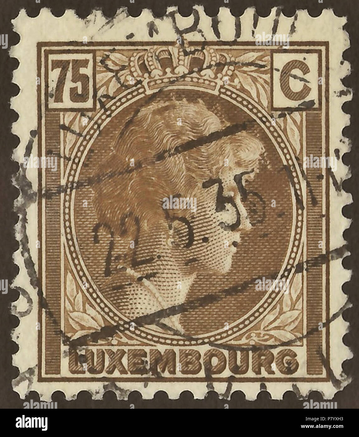 Timbro del Granducato di Lussemburgo; 1927; timbro definitiva del problema 'Grand Duchesse Charlotte'; il disegno con il lato-ritratto di Grand Duchesse Charlotte di Lussemburgo (visualizzazione a destra) all'interno di sbarrate ovale (in piedi) con corona; timbro timbro postale nella città di Lussemburgo, 1935 Timbro: Michel: No. 189; Yvert et Tellier: No. 176; AFA: No. 181 Colore: Marrone oliva al marrone oliva filigrana: nessuno valore nominale: 75 C (centesimi) affrancatura validità: dal 15 ottobre 1927 fino al 30 settembre 1940 Timbro dimensioni immagine (area stampata): 19,0 x 22,0 mm . Il 15 ottobre 1927 (primo giorno di emissione del francobollo) 252 LUX 19 Foto Stock