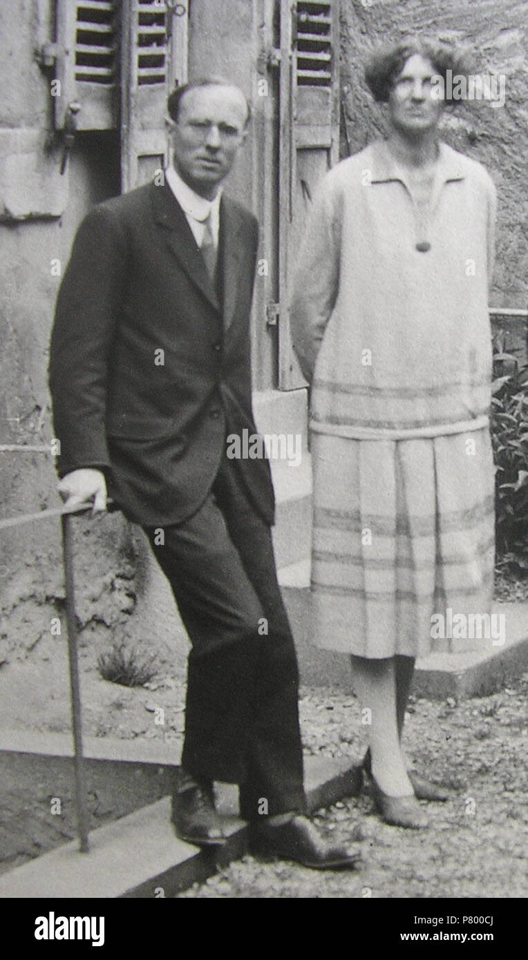 Français : Bertram (1892-1973) et Irene (1891-1981) Pickard, secrétaires du Ginevra centro Quaker de 1926 à 1948 (avec une assenza pendant la guerre), dans la cour du Centre Quaker au 5 rue de la Taconnerie dans la vieille ville de Genève. 1927 30 B I Pickard-QuakerCenterGeneva-1927 Foto Stock