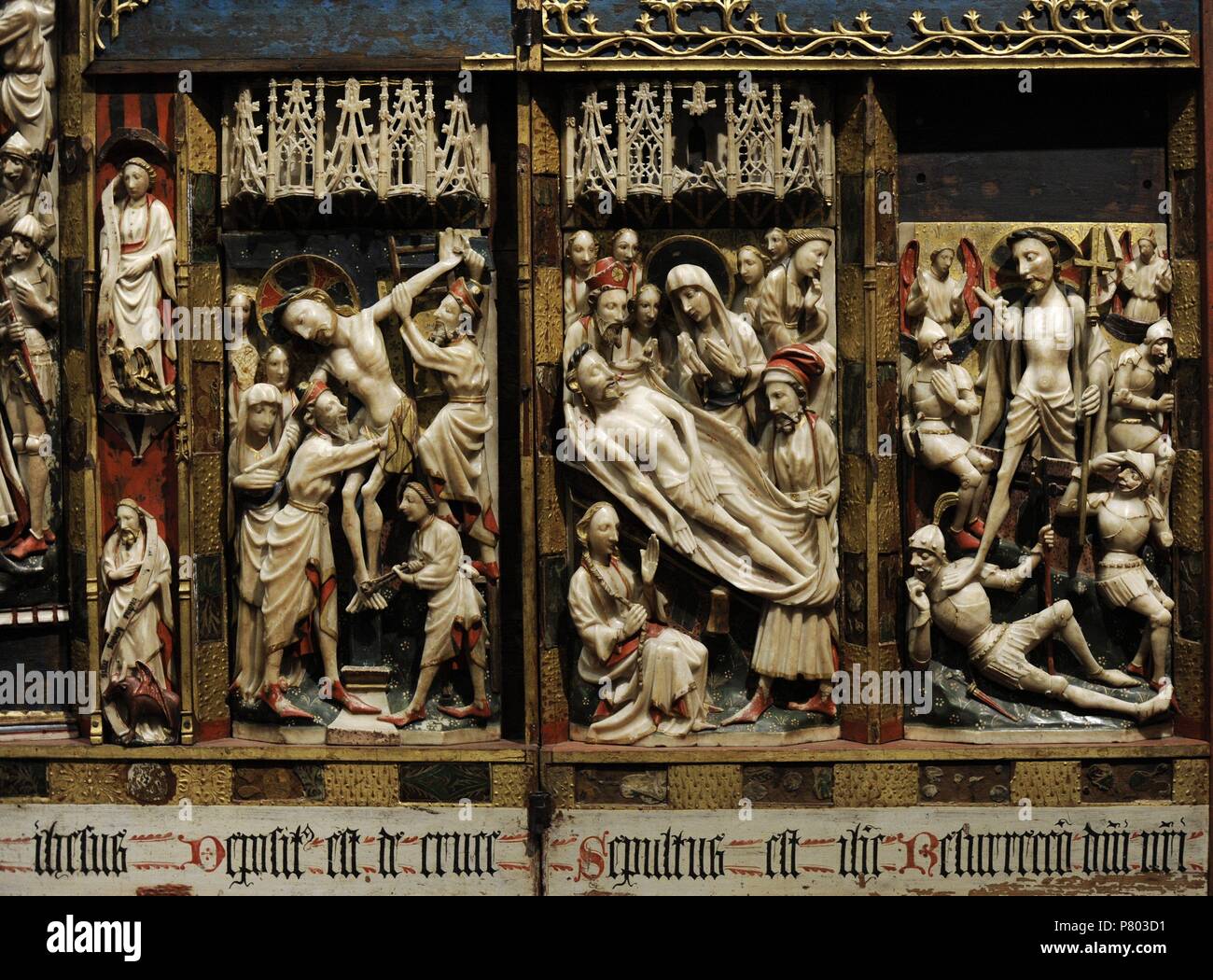 Artista inglese. Fabbricazione di Nottingham. Trittico della Passione, ca.1350-1400. Dettaglio della discesa dalla Croce, la Sacra Sindone e la risurrezione. Alabastro, legno e vetro. Museo Nazionale di Capodimonte. Napoli. L'Italia. Foto Stock