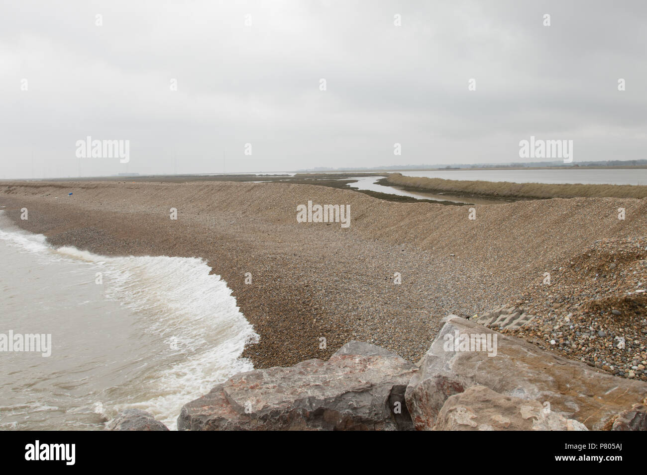 Il mare e le difese di erosione costiera allo spiedo che separa il fiume Alde dal Mare del Nord a Aldeburgh, Suffolk Foto Stock