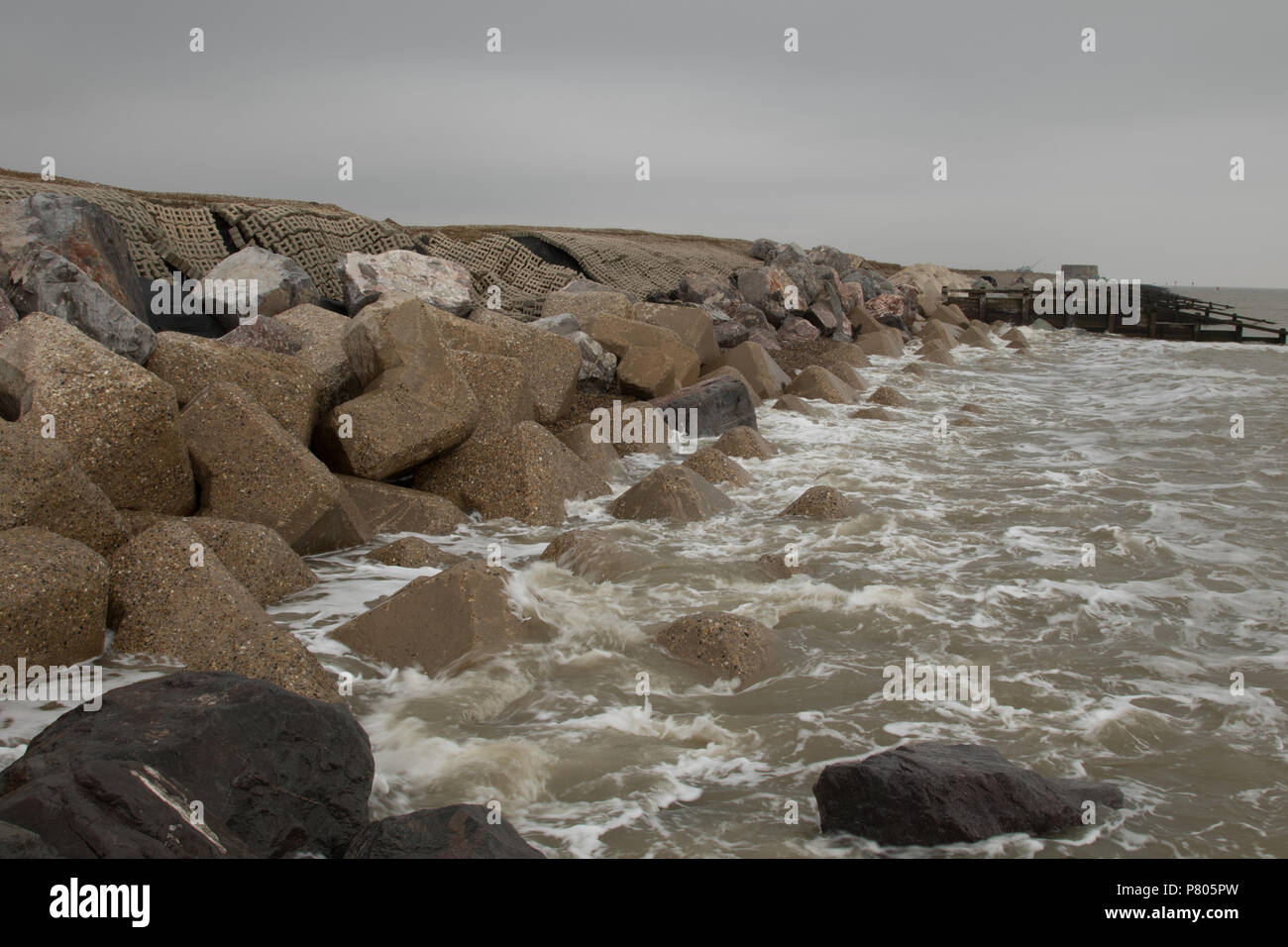 Il mare e le difese di erosione costiera allo spiedo che separa il fiume Alde dal Mare del Nord a Aldeburgh, Suffolk Foto Stock