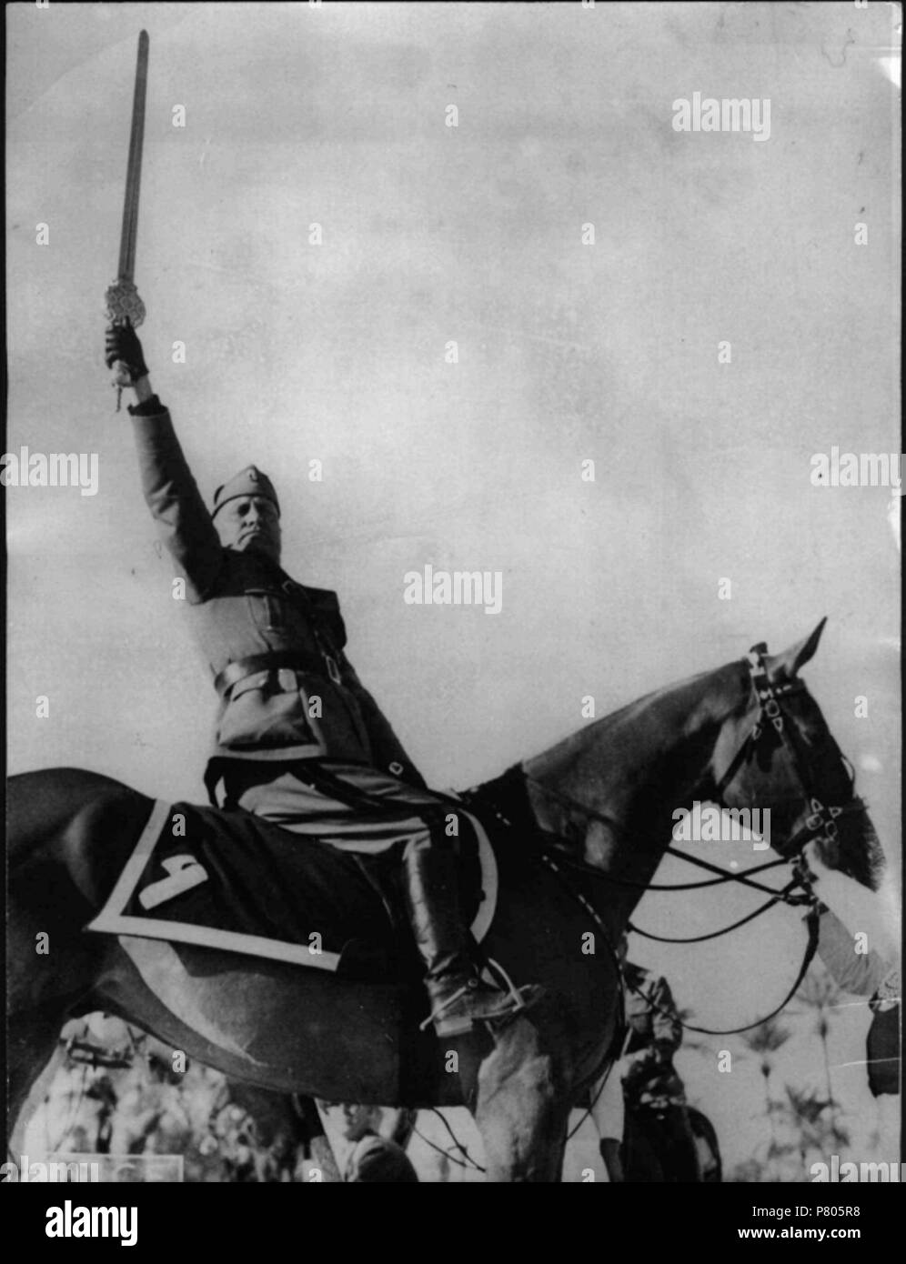 Deutsch: Mussolini mit dem sogenannten 'Schwert des Islams' in der libyschen Hauptstadt Tripolis. 1937 280 MussoliniEnTripoli1937 Foto Stock