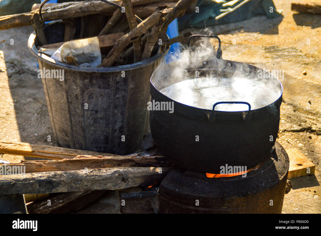 Fuoco Aperto e tradizionale per la cottura utilizzando il legno come combustibile e è comune tutto il sudest asiatico appositamente in villaggi come questo in Muang ngoy, Luang Prabang Laos Foto Stock