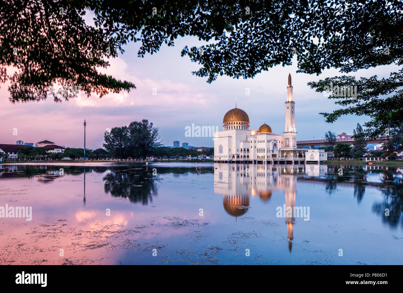 Una tranquilla serata tranquilla al come Salam moschea, in Puchong Perdana, Malaysia. Foto Stock