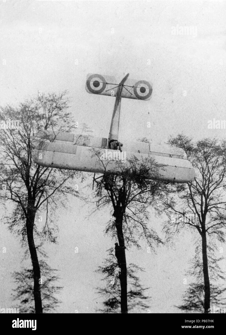 Inglese: Prima Guerra Mondiale, Belgio, 1915. Un pilota francese, dopo un tentativo fallito di attaccare un tedesco hangar Zeppelin di Haren, fece un atterraggio di emergenza su territorio cordiale e ha ottenuto il suo biplano bloccato verticalmente in una struttura ad albero. I soldati sono la scalata verso la cima dell'albero. Fotocollectie Het Leven (1906-1941) di Spaarnestad Photo, n° SFA001017873, mantenuta a Nationaal Archief . 12 Agosto 2015 288 Noodlanding, 1915 Foto Stock