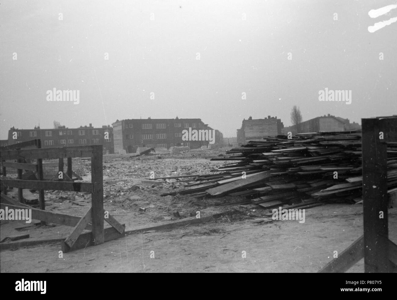 . Huizinga collectie sloop stadsdelen - NIOD - 216452. Nederlands: Foto uit de collectie Huizinga van het NIOD. Gezicht op de gesloopte stadsdelen van de Irisstraat en Sneeuwklokjestraat wegens aanleg van de 'Atlantikwall', bezien Vanaf de Sportlaan. Menno Huizinga era onderdeel van de Ondergedoken fotocamera en maakte illegaal foto tijdens de bezetting. Dit deed hij hoofdzakelijk in zijn woonplaats Den Haag (L'Aia). Data sconosciuta 36 BC856 HUI-1144 Foto Stock