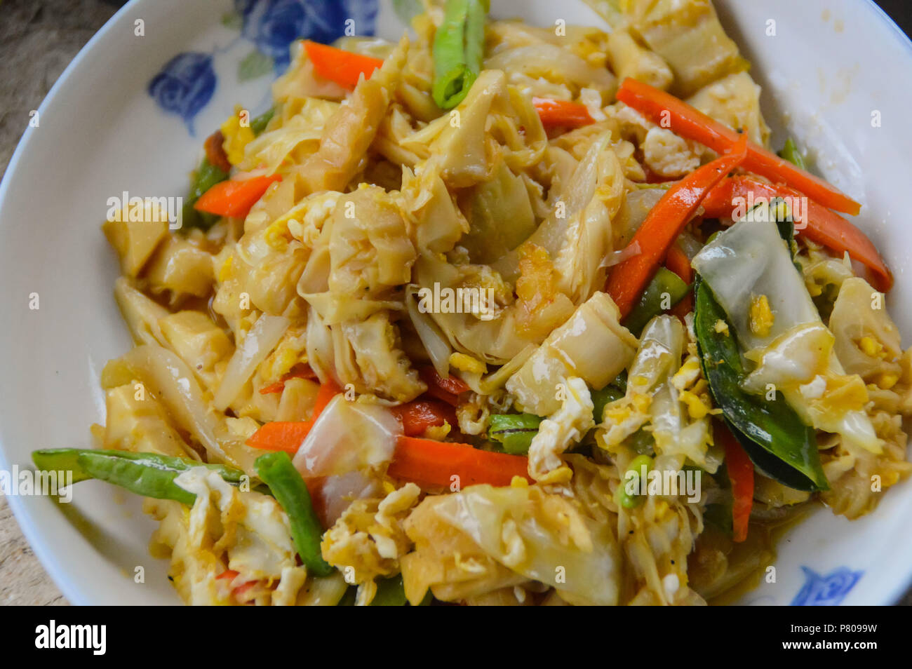 Mescolare i germogli di bambù fritti con maiale o Koua Naw mai, autentico cibo tradizionale locale nel nord del Laos Foto Stock