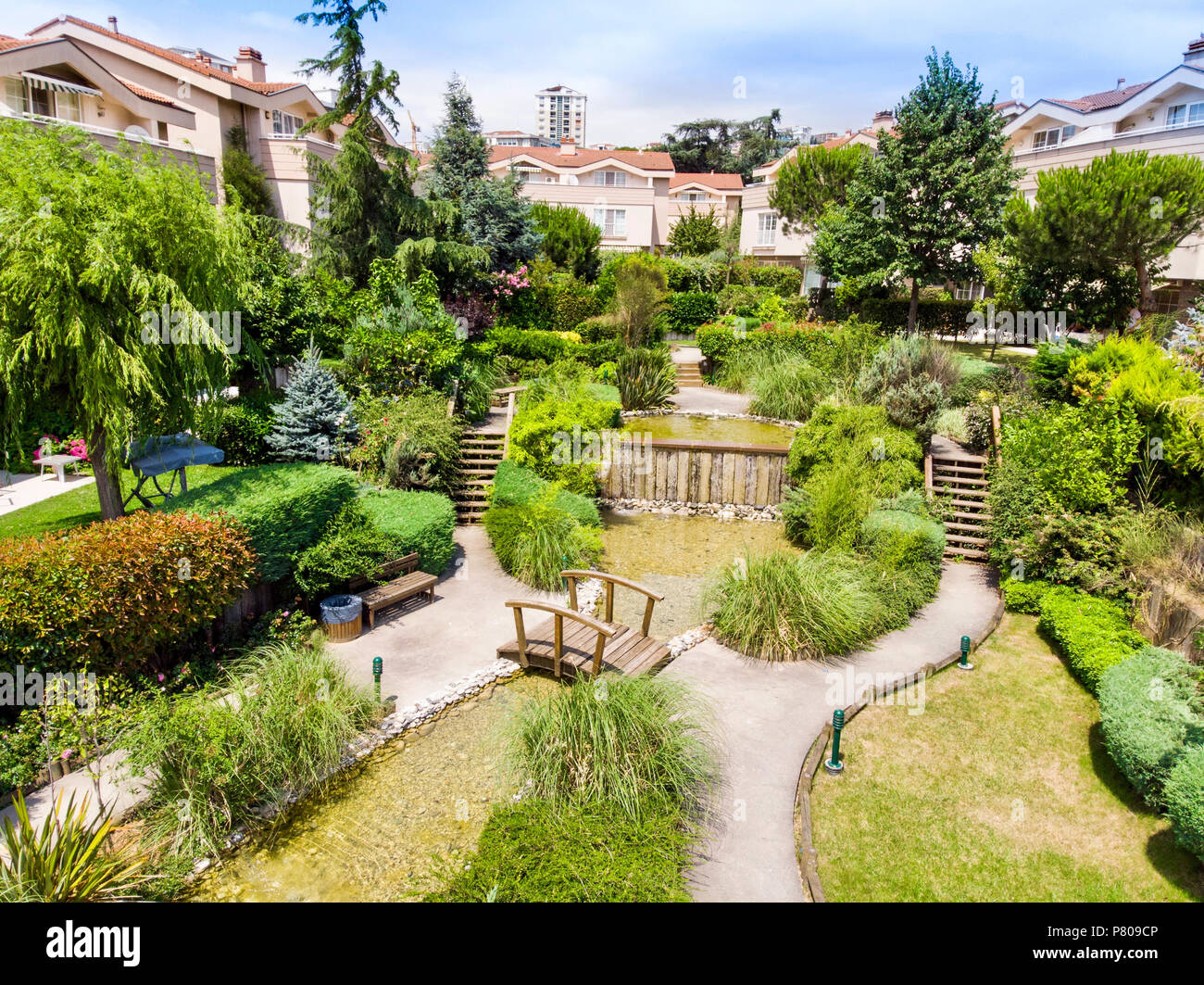 Giardino di Villa sito con stagno artificiale. La vita naturale nella città. Foto Stock