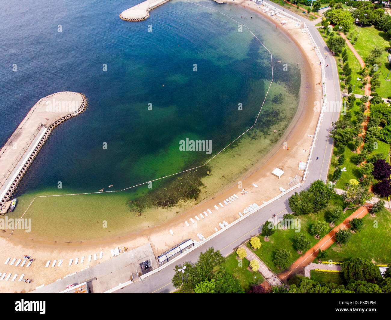 Antenna fuco vista Caddebostan Cove Beach / Istanbul Seaside. Mare Blu nella città Foto Stock