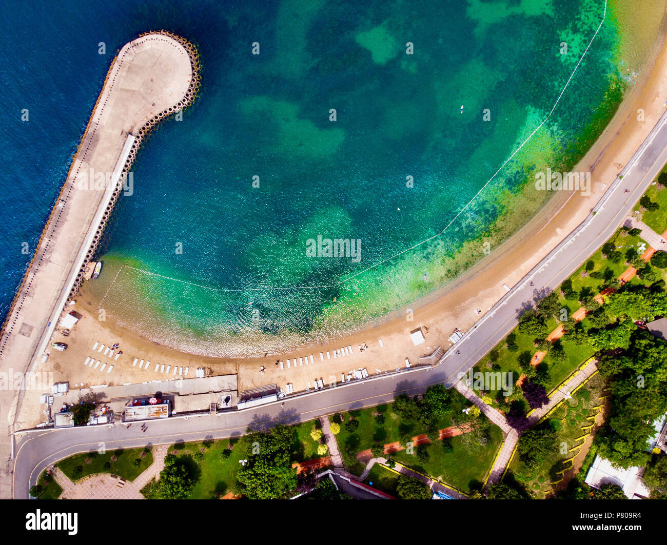 Antenna fuco vista Caddebostan Cove Beach / Istanbul Seaside. Mare Blu nella città Foto Stock