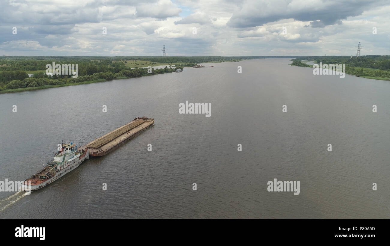 Vista aerea:Barge con carico sul fiume Volga. Rimorchiatore fluviale si muove bettolina, nave da carico sul fiume. Foto Stock