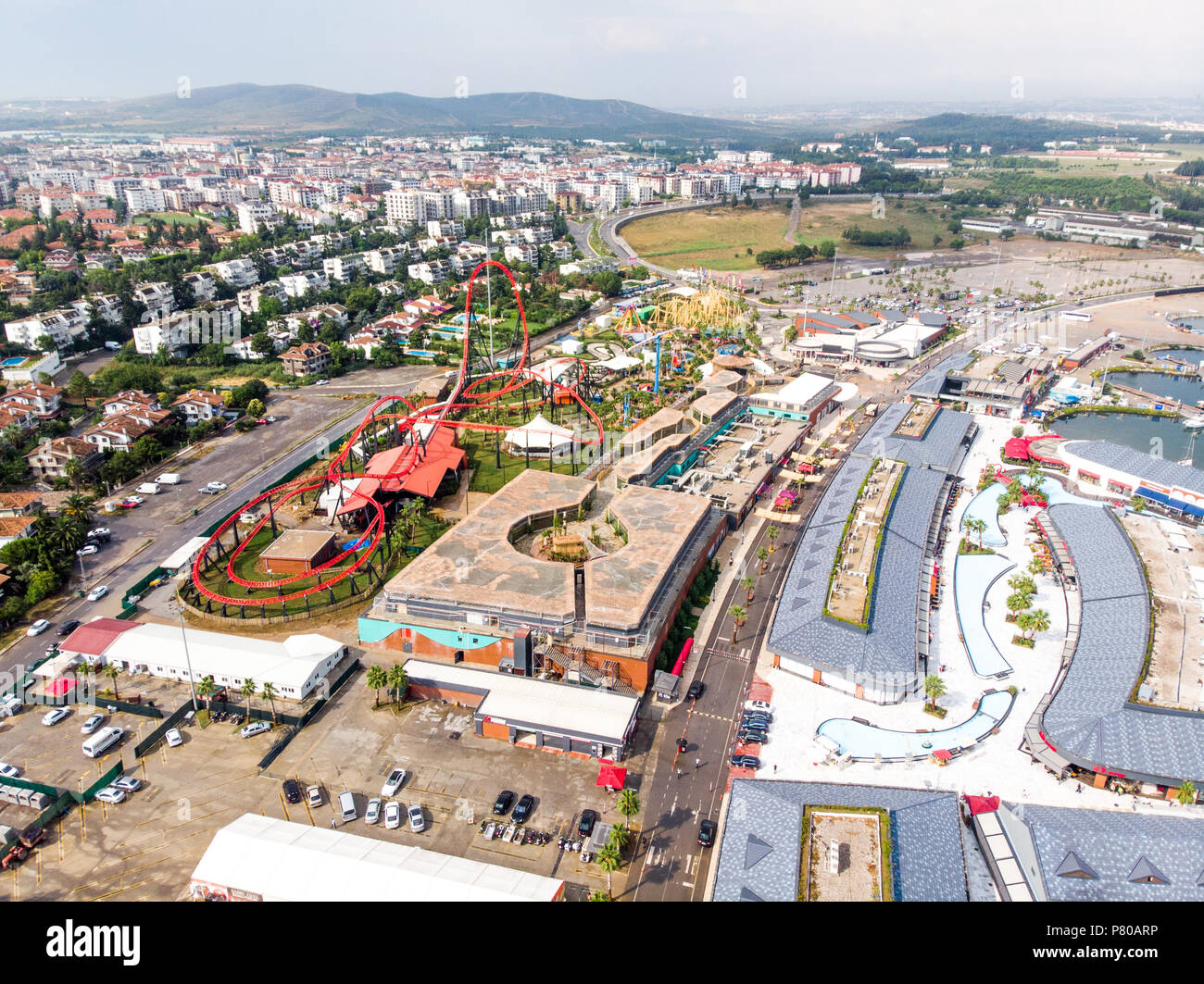 Istanbul, Turchia - 23 Febbraio 2018: antenna fuco vista Viaport Marina Roller Coaster Parco Divertimenti in città. Foto Stock