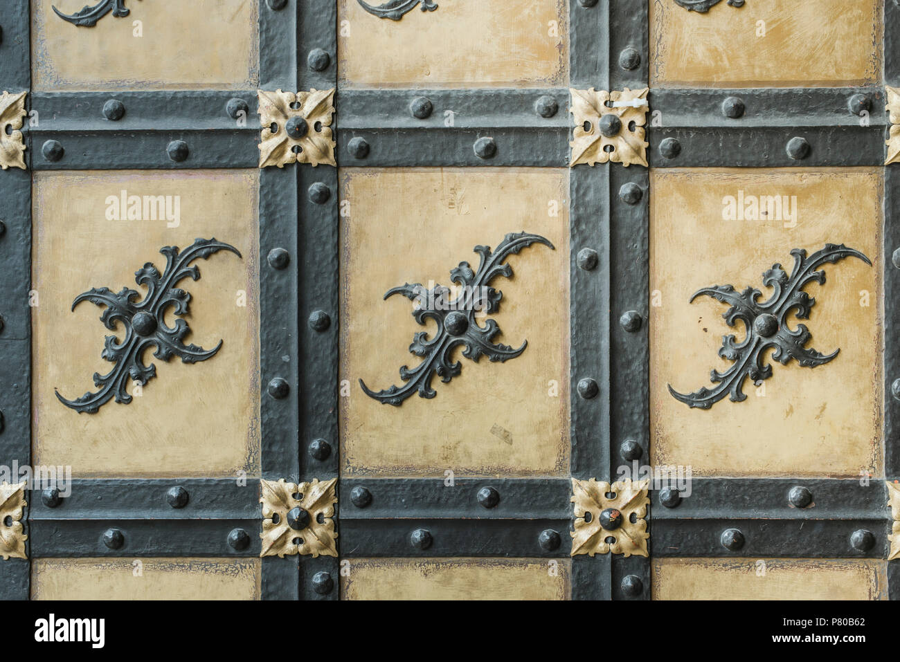 Frammento dettagliata delle antiche porte decorazione della famosa Neues Rathaus (Nuovo Municipio) edificio a Monaco di Baviera, Germania Foto Stock