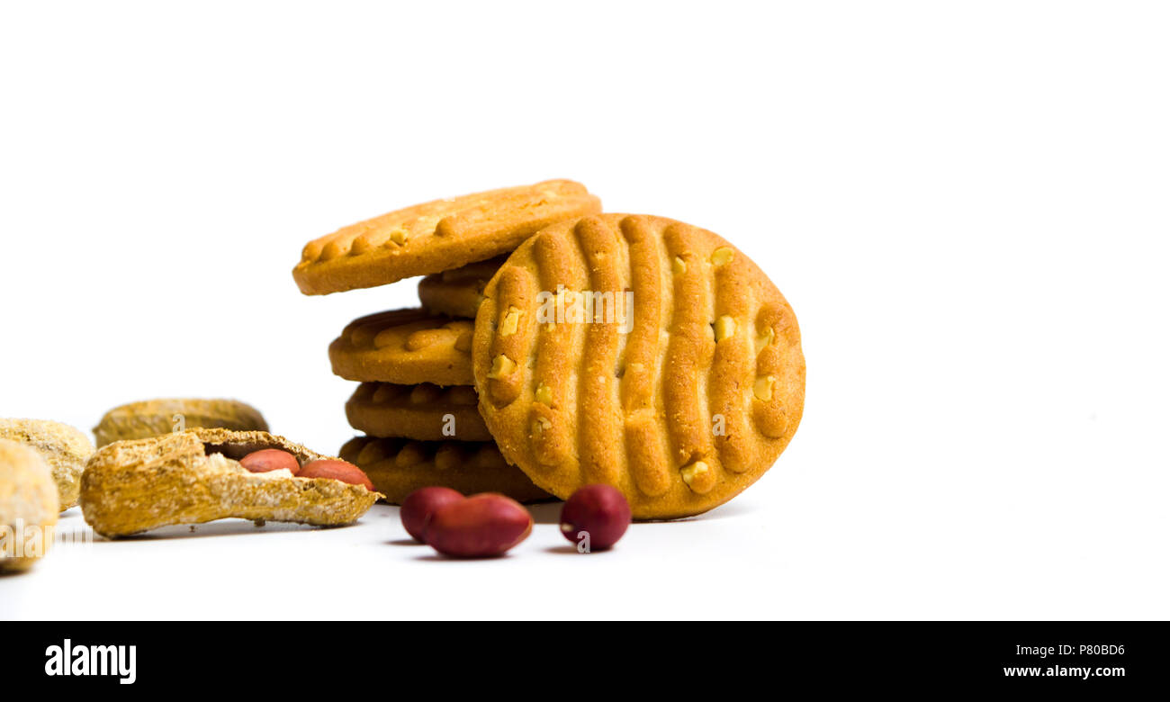 Biscotti con arachidi su sfondo bianco isolato Foto Stock