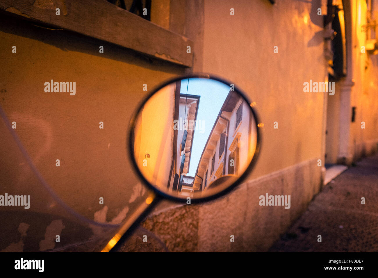 Coaster specchietto retrovisore in un italiano backstreet Foto Stock