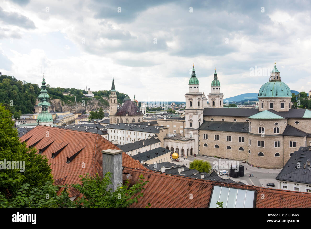 La città di Salisburgo con il duomo in primo piano Foto Stock