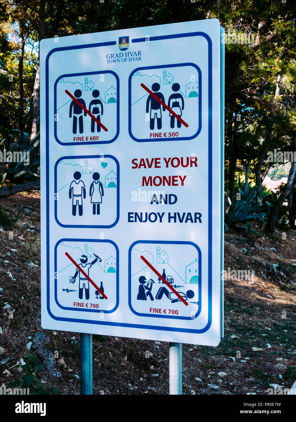 Cartello ricordando turistico a comportarsi in modo appropriato, Isola di Hvar, Croazia Foto Stock