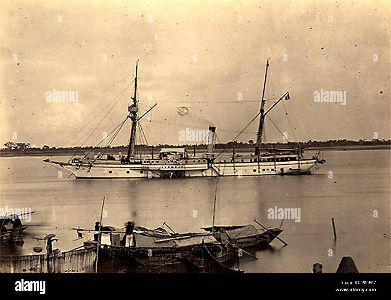 Inglese: fotografia del francese cannoniere Pluvier in Tonchino, 1884 Français : Aviso à roues Pluvier sur le Tonkin en service de 1880 à 1898, 50 m de lungo, 500 t. déplacement, 2 bouches à feu, 2 cannoni revolver dans sa hune de misaine . 1884 316 Pluvier Foto Stock