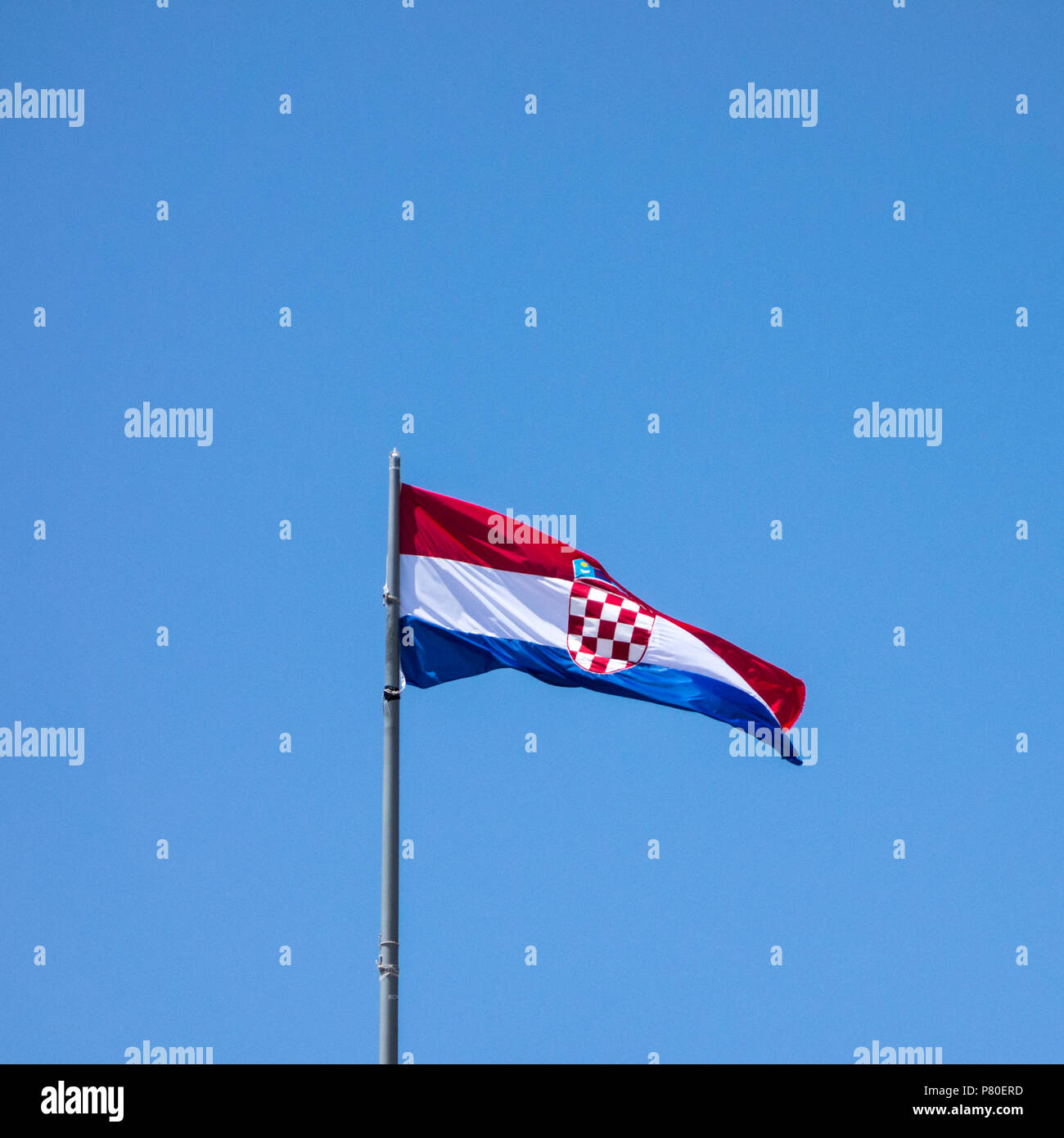 Bandiera croata contro il cielo blu Foto Stock