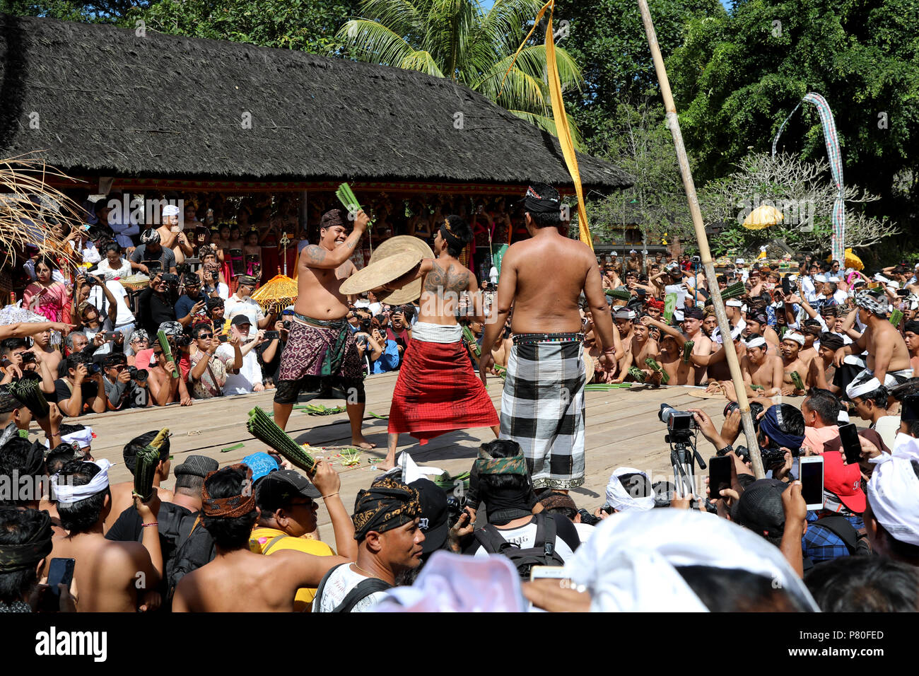 Tenganan, Indonesia - 30 Giugno 2018: uomini locali prendere parte nel rituale di battaglie con spinosa pandan lascia nel villaggio di Tenganan, Bali durante l annuale Foto Stock