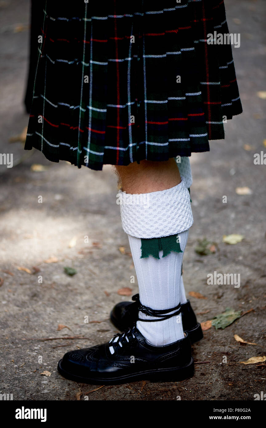 Calze bianche e plaid Scottish kilt gonna. Cultura Foto stock - Alamy