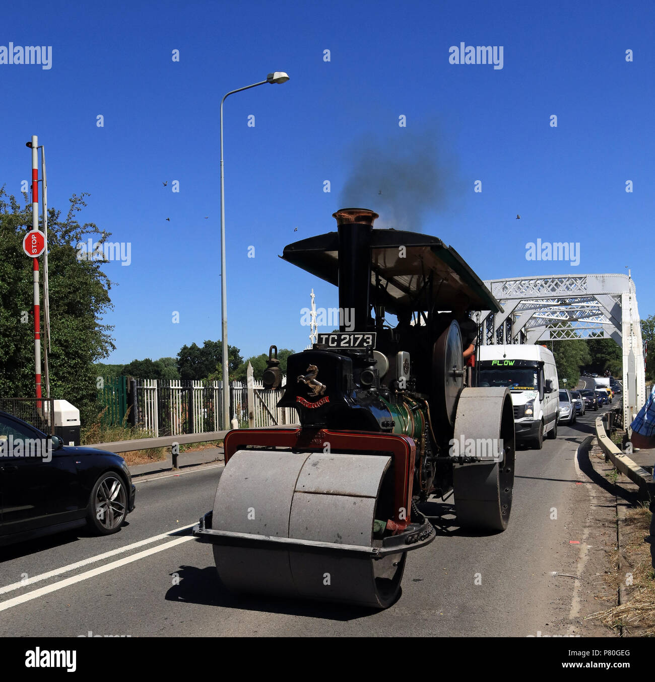 Un rullo a vapore ha appena attraversato il fiume Weaver nel Cheshire sulla Acton ponte girevole che porta A49 road, prendendo parte a una strada a vapore esegui. Foto Stock