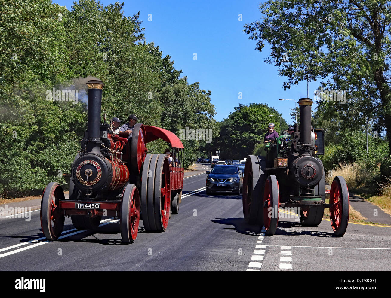 Due motori di trazione regge il traffico sulla A49, nel Cheshire, sul vapore inaugurale percorso stradale organizzata dalla Lancashire motore trazione Club. Foto Stock