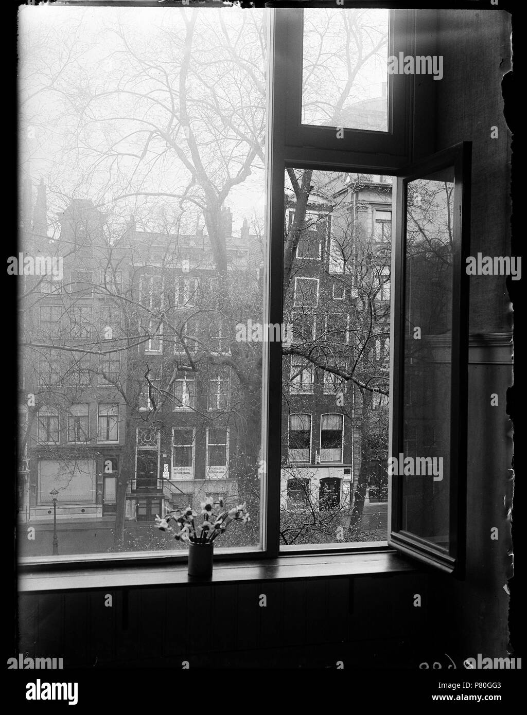 Nederlands: Beschrijving Keizersgracht 498 Het interieur van het atelier van Co-op 2, het reclamebureau van fotograaf Guermonprez. Aan de overzijde Keizersgracht 449-455 (gedeeltelijk zichtbaar). Documenttype foto Vervaardiger Guermonprez, Paolo Collectie Collectie Paolo Guermonprez Datering 1934 ca. t/m 1937 ca. Geografische naam Keizersgracht Keizersgracht Inventarissen http://archief.amsterdam/archief/10016 Afbeeldingsbestand 010016000198 generato con Dememorixer . 1934 ca. t/m 1937 ca. 305 Paolo Guermonprez, Afb 010016000198 Foto Stock