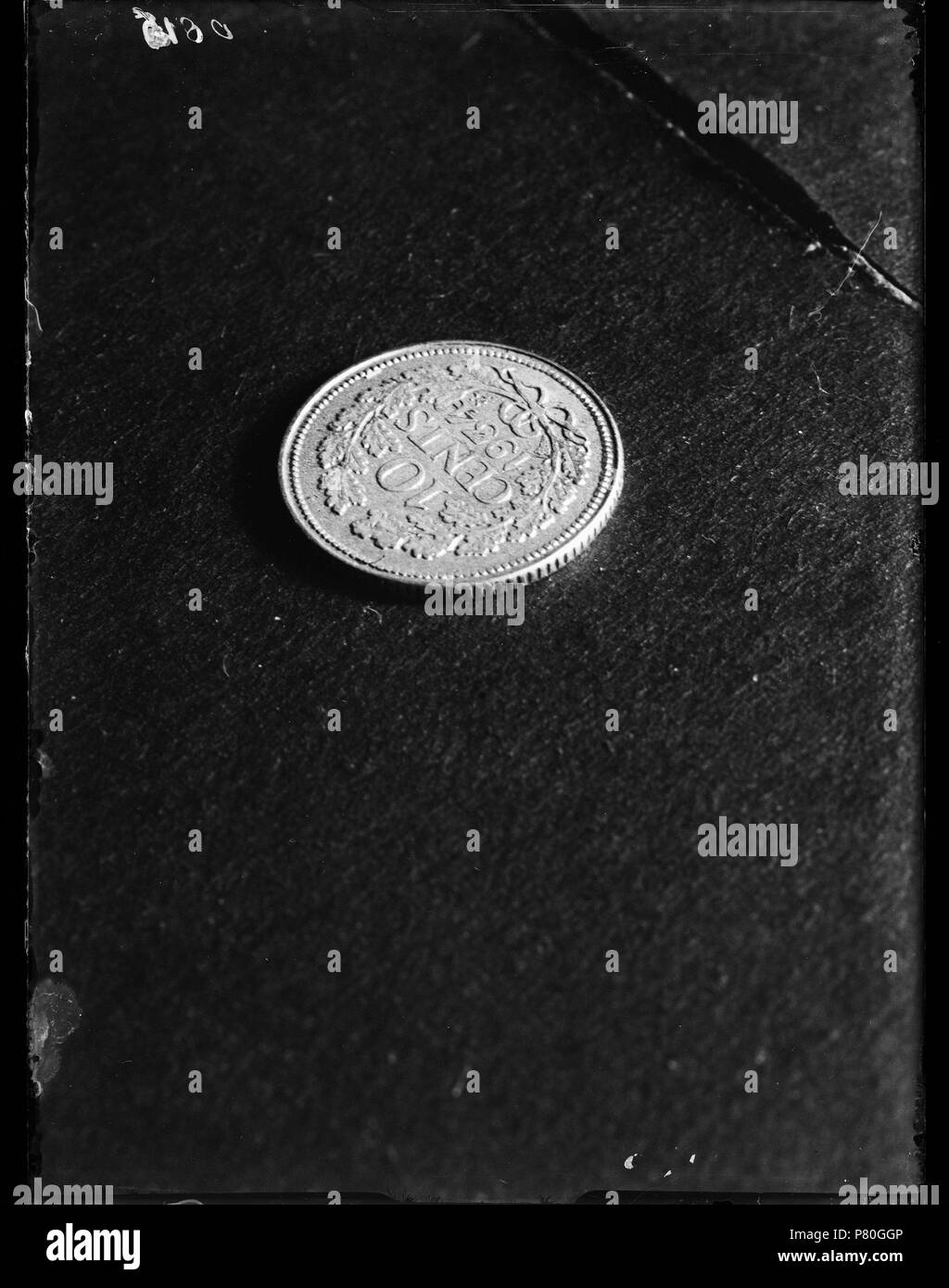 Nederlands: Beschrijving Muntgeld Dubbeltje Documenttype foto Vervaardiger Guermonprez, Paolo Collectie Collectie Paolo Guermonprez Datering 1934 t/m 1937 Inventarissen http://archief.amsterdam/archief/10016 Afbeeldingsbestand 010016000213 generato con Dememorixer . 1934 t/m 1937 305 Paolo Guermonprez, Afb 010016000213 Foto Stock