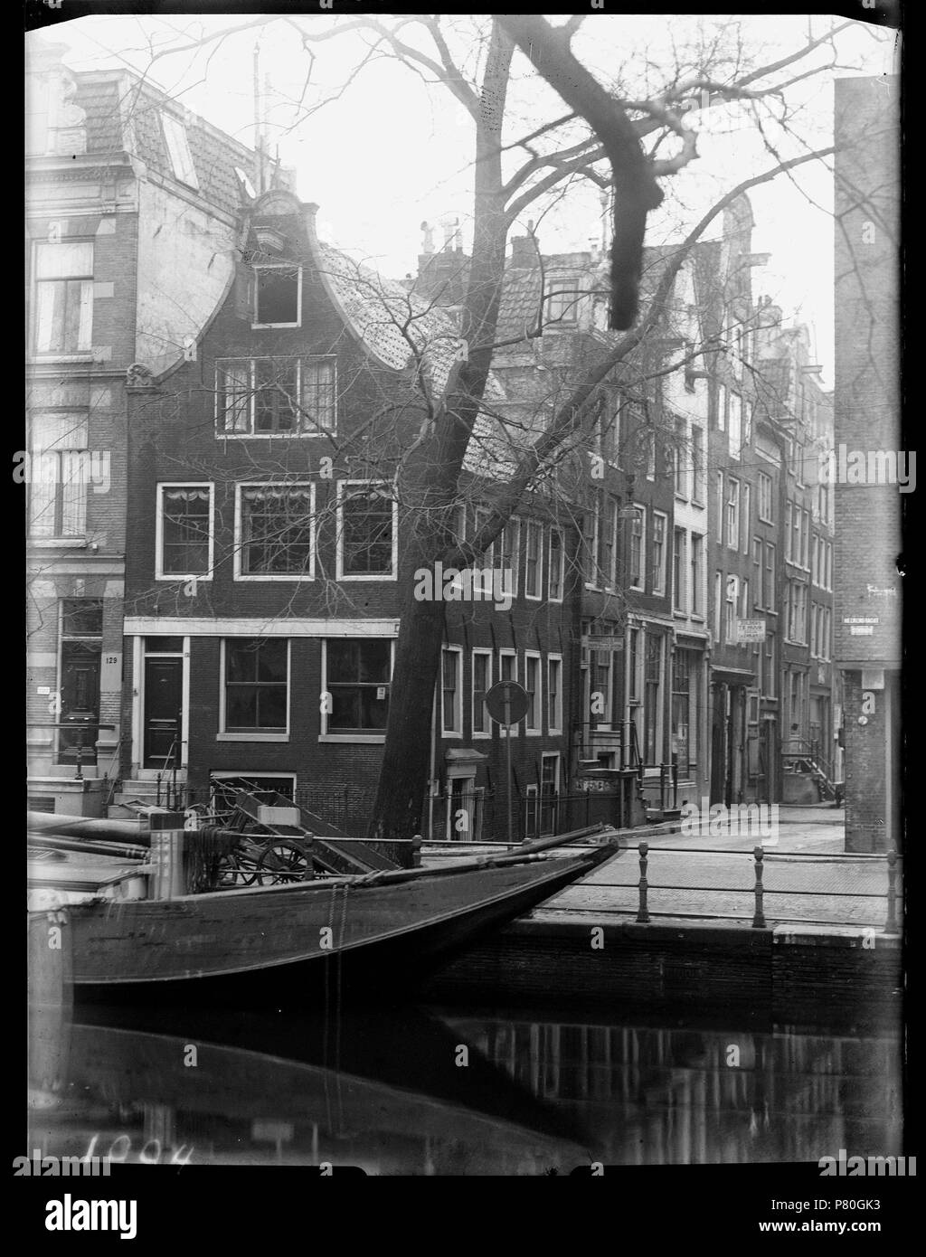 Nederlands: Beschrijving Herengracht 129-131 Nummer 129 è gedeeltelijk zichtbaar. In het midden Bergstraat 17-6. Documenttype foto Vervaardiger Guermonprez, Paolo Collectie Collectie Paolo Guermonprez Datering 1934 ca. Geografische naam Herengracht Bergstraat Inventarissen http://archief.amsterdam/archief/10016 Afbeeldingsbestand 010016000262 generato con Dememorixer . circa 1934 305 Paolo Guermonprez, Afb 010016000262 Foto Stock
