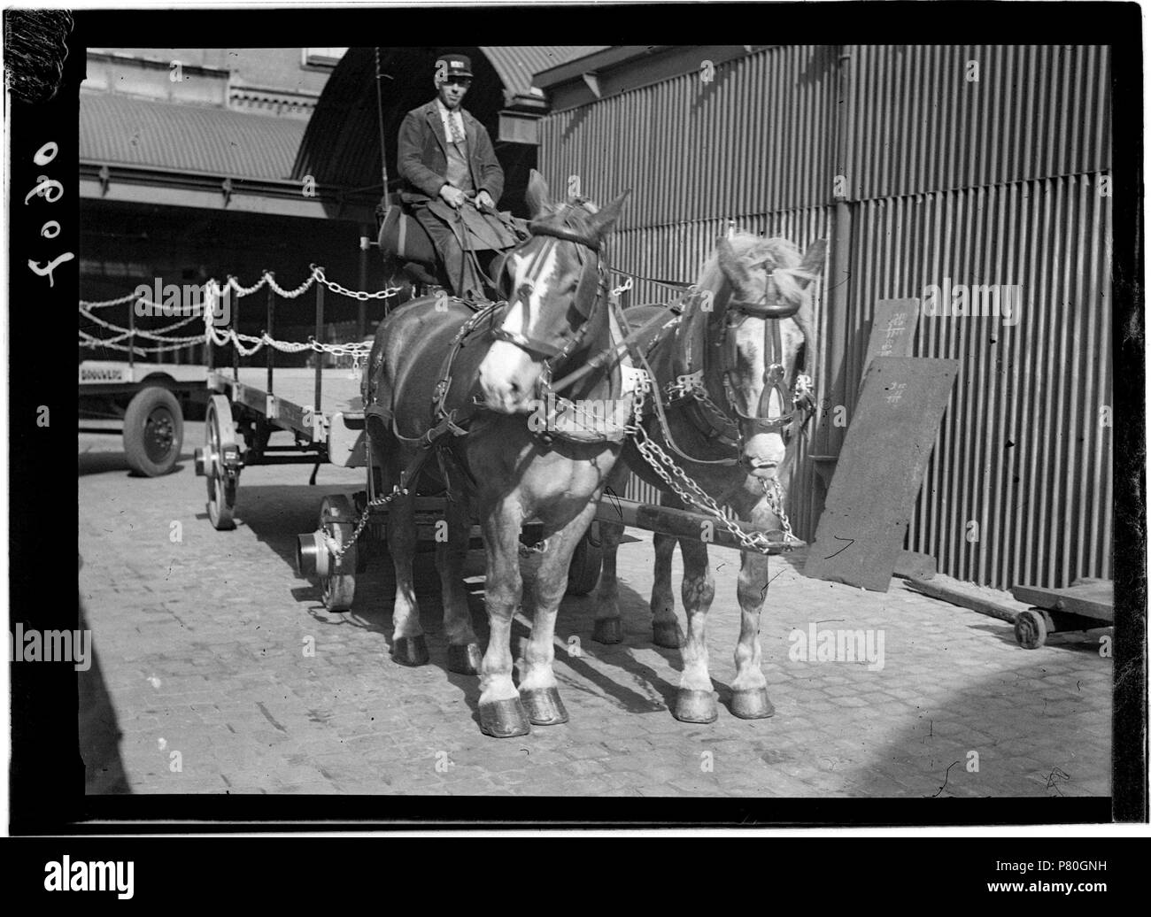 Nederlands: Beschrijving Wagen incontrato tweespan Ongelokaliseerd. Documenttype foto Vervaardiger Guermonprez, Paolo Collectie Collectie Paolo Guermonprez Datering 1934 t/m 1937 Inventarissen http://archief.amsterdam/archief/10016 Afbeeldingsbestand 010016000315 generato con Dememorixer . 1934 t/m 1937 305 Paolo Guermonprez, Afb 010016000315 Foto Stock