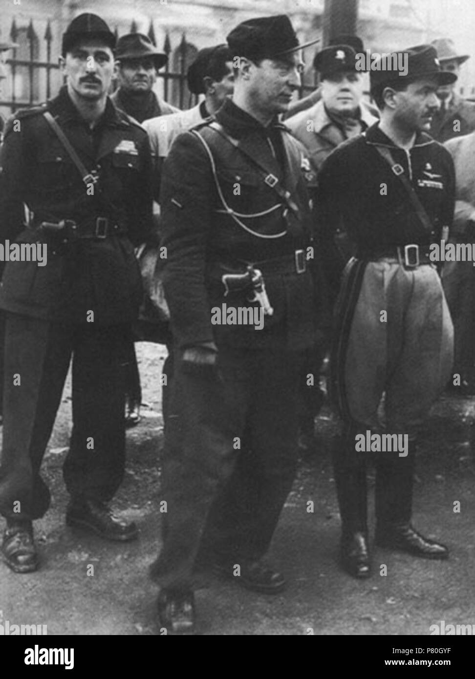 Inglese: Alessandro Pavolini (a destra), Segretario del PFR e comandante in capo delle Brigate nere e Vincenzo Costa (al centro), il comandante del "Aldo Resega' brigata nera, durante una cerimonia che si terrà a Milano, fine 1944 . 1944 306 Pavolini e Costa, Milano, 1944 Foto Stock