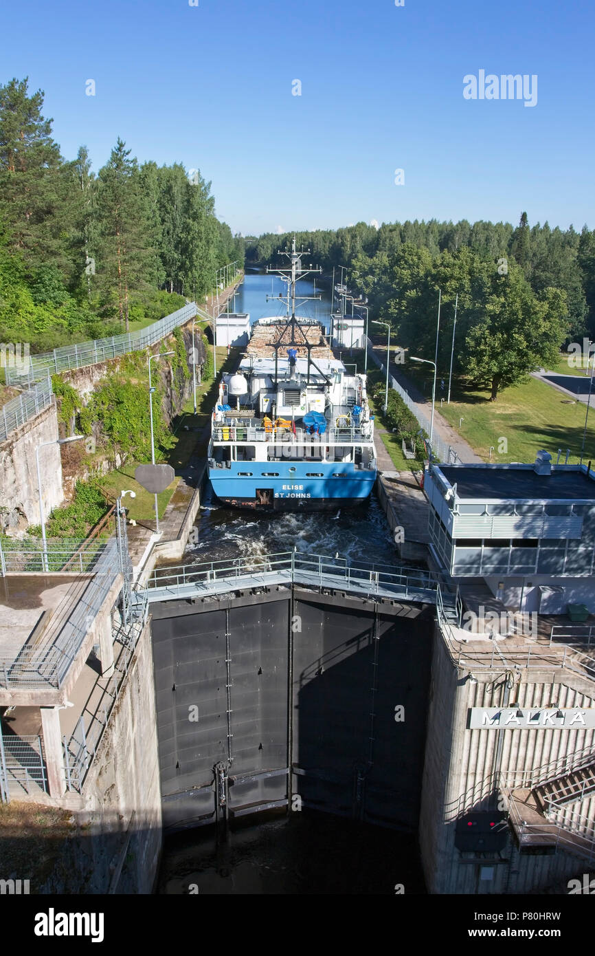 Nave da carico Elise Mälkiä a bloccare in Saimaa canal, Lappeenranta FINLANDIA Foto Stock