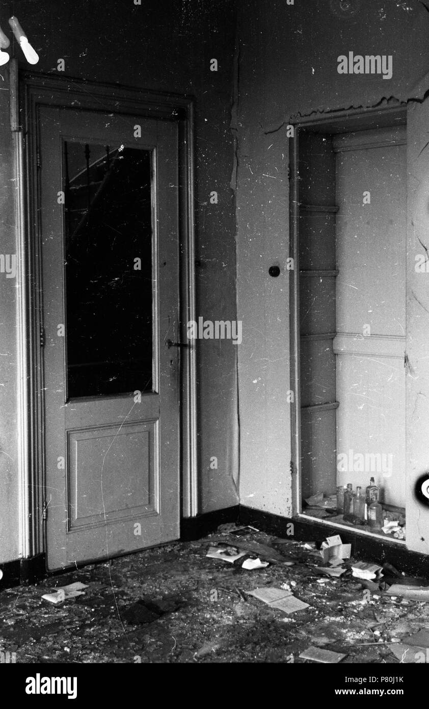 . Huizinga collectie V2 schade - NIOD - 216793. Nederlands: Foto uit de collectie Huizinga van het NIOD. Schade in een woning na een V2-inslag in de Riouwstraat op 27 januari. Menno Huizinga era onderdeel van de Ondergedoken fotocamera en maakte illegaal foto tijdens de bezetting. Dit deed hij hoofdzakelijk in zijn woonplaats Den Haag (L'Aia). N/A 38 BC856 HUI-1526 Foto Stock
