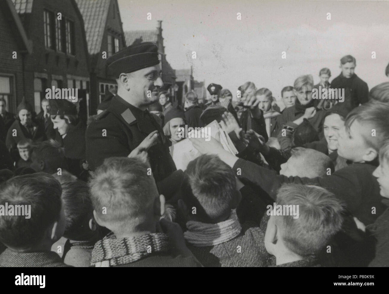 . La Propaganda Volendam. Nederlands: Propaganda voor de Nationale Jeugdstorm, compleet met geluidswagen, op de havenkade van Volendam. Deze foto è afkomstig uit het archief van de Fotodienst der NSB. 1 Aprile 1944 321 Propaganda Volendam - der Fotodienst NSB - NIOD - 211788 Foto Stock