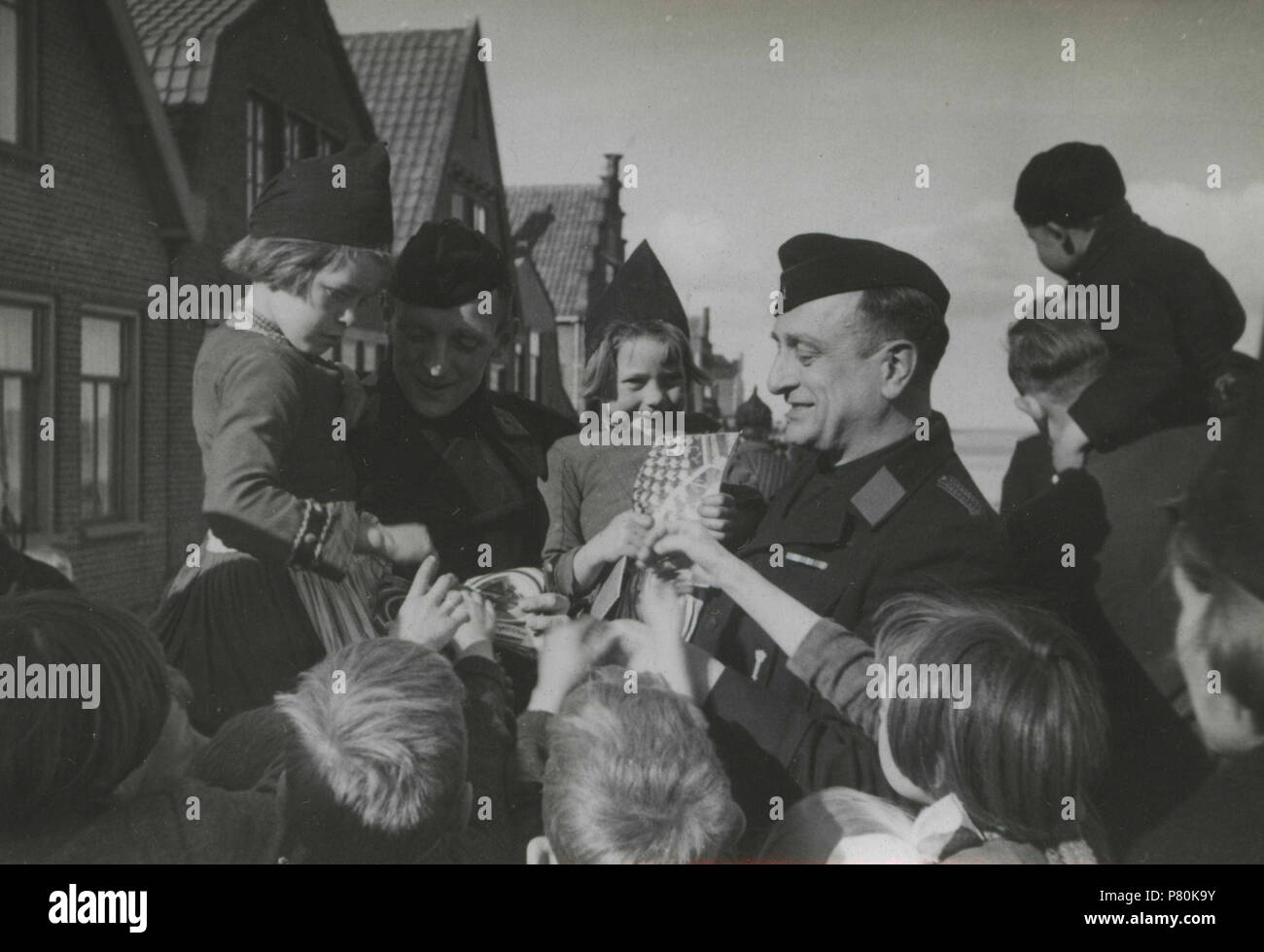 . La Propaganda Volendam. Nederlands: Propaganda voor de Nationale Jeugdstorm, compleet met geluidswagen, op de havenkade van Volendam. Deze foto è afkomstig uit het archief van de Fotodienst der NSB. 1 Aprile 1944 321 Propaganda Volendam - der Fotodienst NSB - NIOD - 211787 Foto Stock