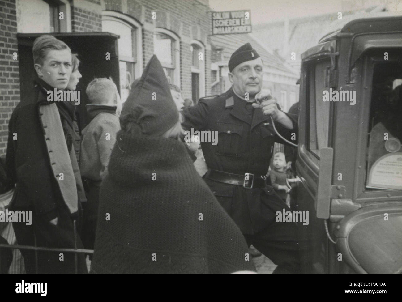 . La Propaganda Volendam. Nederlands: Propaganda voor de Nationale Jeugdstorm, compleet met geluidswagen, op de havenkade van Volendam. Deze foto è afkomstig uit het archief van de Fotodienst der NSB. 1 Aprile 1944 321 Propaganda Volendam - der Fotodienst NSB - NIOD - 211789 Foto Stock