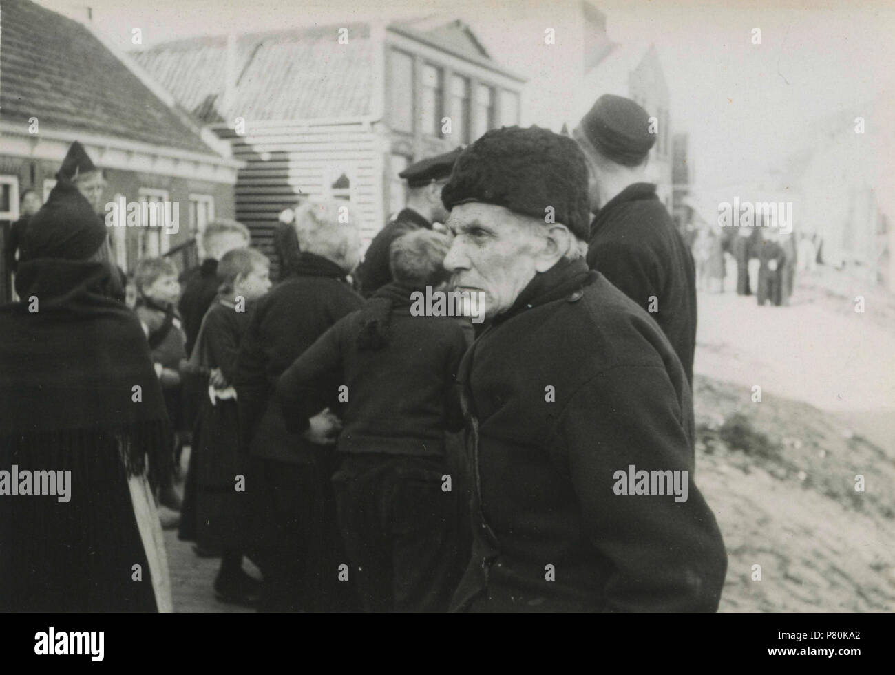 . La Propaganda Volendam. Nederlands: Propaganda voor de Nationale Jeugdstorm, compleet met geluidswagen, op de havenkade van Volendam. Deze foto è afkomstig uit het archief van de Fotodienst der NSB. 1 Aprile 1944 321 Propaganda Volendam - der Fotodienst NSB - NIOD - 211793 Foto Stock