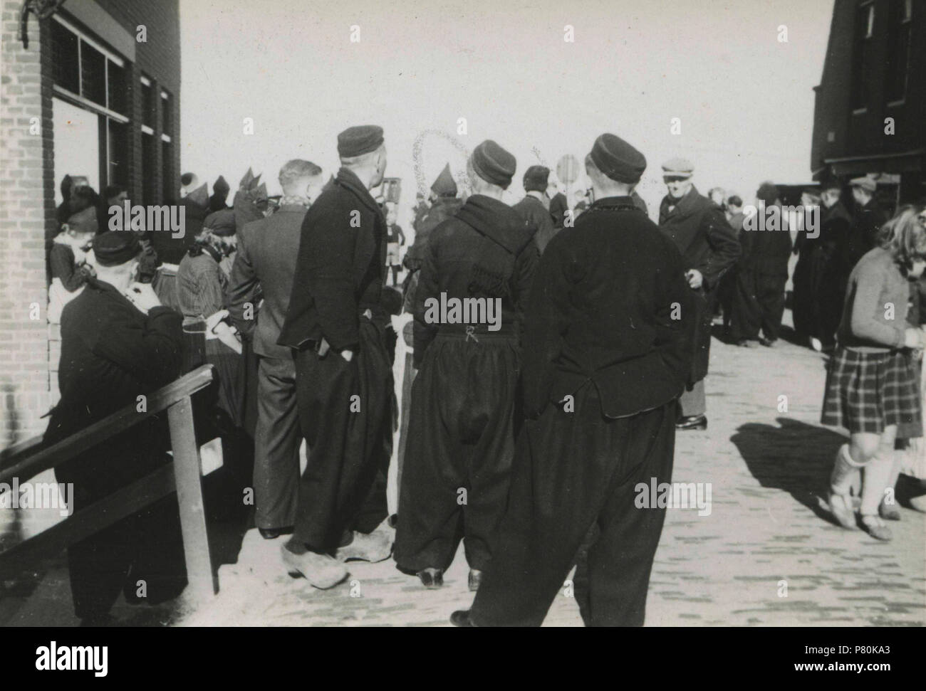 . La Propaganda Volendam. Nederlands: Propaganda voor de Nationale Jeugdstorm, compleet met geluidswagen, op de havenkade van Volendam. Deze foto è afkomstig uit het archief van de Fotodienst der NSB. 1 Aprile 1944 322 Propaganda Volendam - der Fotodienst NSB - NIOD - 211809 Foto Stock