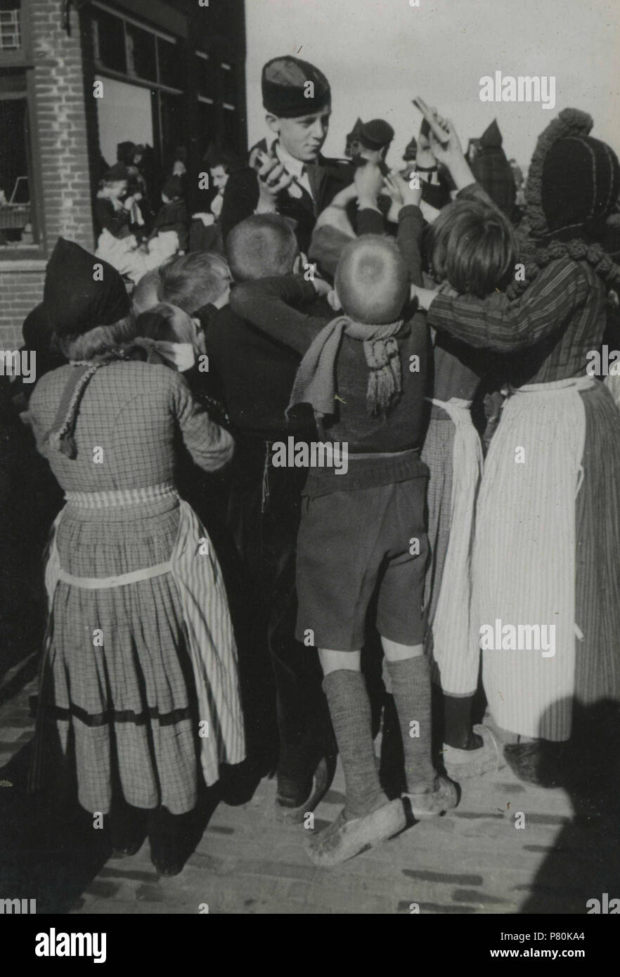 . La Propaganda Volendam. Nederlands: Propaganda voor de Nationale Jeugdstorm, compleet met geluidswagen, op de havenkade van Volendam. Deze foto è afkomstig uit het archief van de Fotodienst der NSB. 1 Aprile 1944 322 Propaganda Volendam - der Fotodienst NSB - NIOD - 211814 Foto Stock
