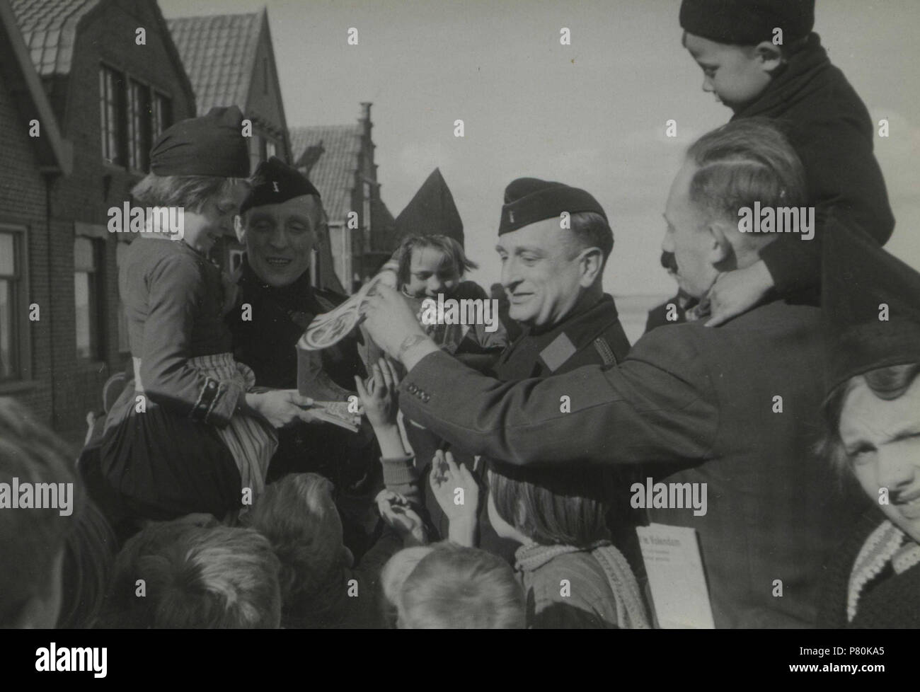 . La Propaganda Volendam. Nederlands: Propaganda voor de Nationale Jeugdstorm, compleet met geluidswagen, op de havenkade van Volendam. Deze foto è afkomstig uit het archief van de Fotodienst der NSB. 1 Aprile 1944 322 Propaganda Volendam - der Fotodienst NSB - NIOD - 211816 Foto Stock