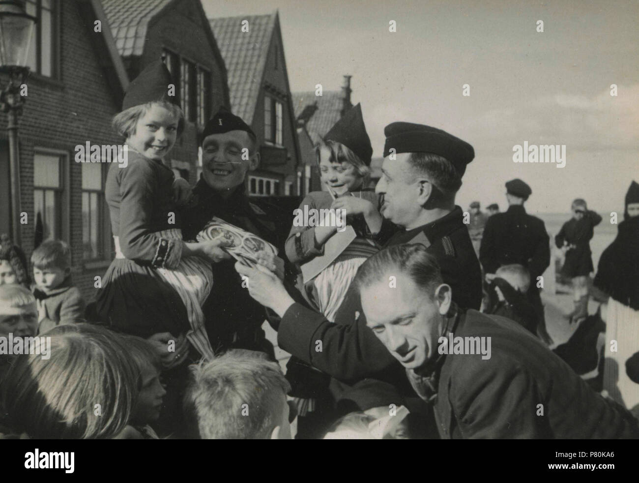 . La Propaganda Volendam. Nederlands: Propaganda voor de Nationale Jeugdstorm, compleet met geluidswagen, op de havenkade van Volendam. Deze foto è afkomstig uit het archief van de Fotodienst der NSB. 1 Aprile 1944 322 Propaganda Volendam - der Fotodienst NSB - NIOD - 211818 Foto Stock