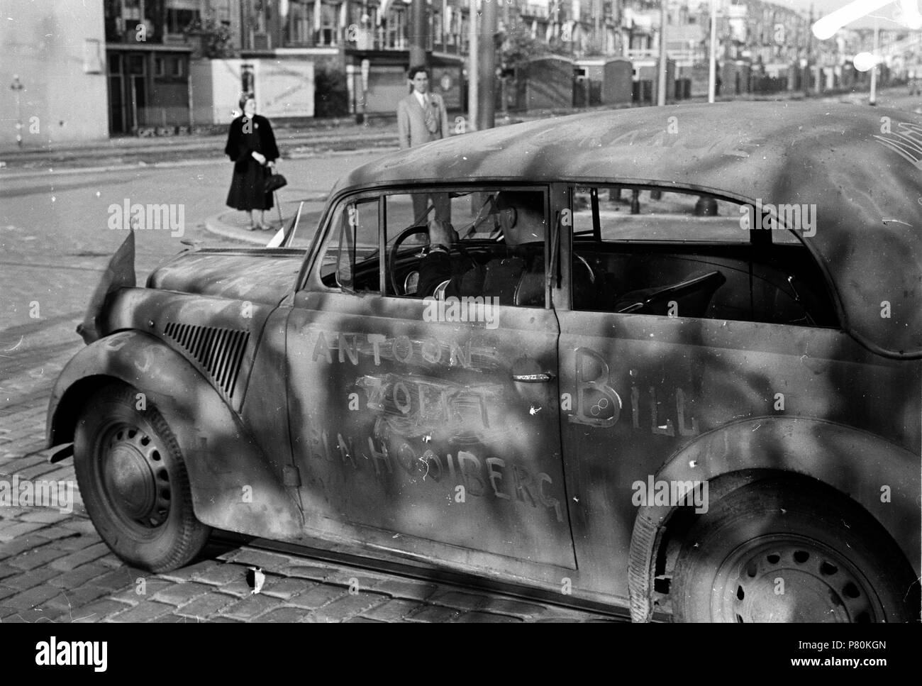 . Huizinga collectie Prinses Irene-brigata - NIOD - 216938. Nederlands: Foto uit de collectie Huizinga van het NIOD. Porta de binnenstad rijdt een oranje auto, beschreven incontrato anti-Duitse en anti- NSB leuzen. Menno Huizinga era onderdeel van de Ondergedoken fotocamera en maakte illegaal foto tijdens de bezetting. Dit deed hij hoofdzakelijk in zijn woonplaats Den Haag (L'Aia). Data sconosciuta 39 BC856 HUI-1702 Foto Stock