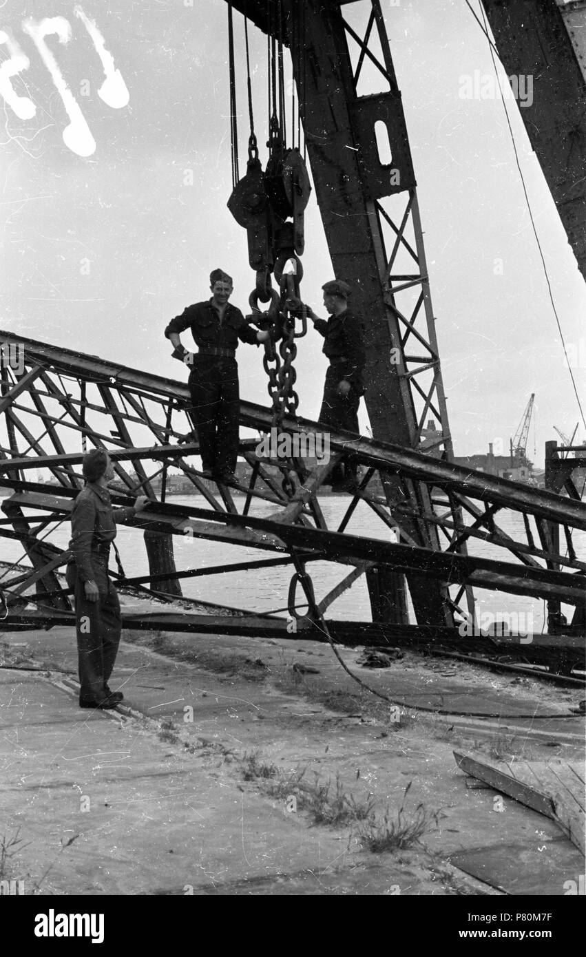 . Huizinga collectie infrastructuur - NIOD - 216993. Nederlands: Foto uit de collectie Huizinga van het NIOD. Militairen herstellen een installatie aan het acqua, die tijdens de oorlog werd vernield. Menno Huizinga era onderdeel van de Ondergedoken fotocamera en maakte illegaal foto tijdens de bezetting. Dit deed hij hoofdzakelijk in zijn woonplaats Den Haag (L'Aia). Data sconosciuta 39 BC856 HUI-1756 Foto Stock